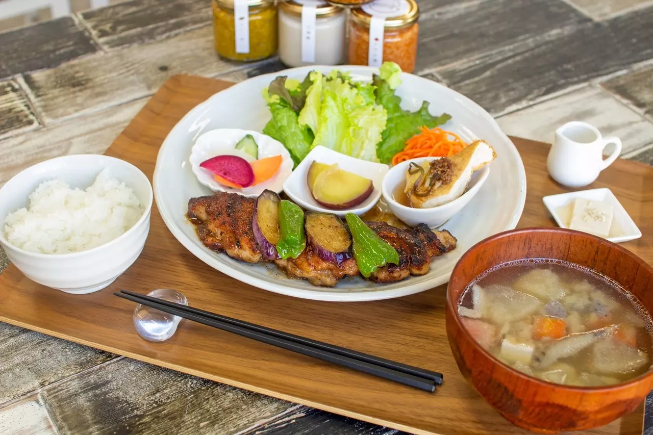 ■「塩麹漬け込み鶏もも肉の黒酢炒め」...1,340円(税込)