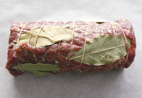 ブロック肉は常温に出して2時間ほど置いておく。