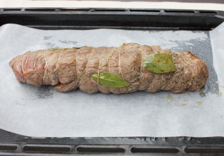 フライパンを強火で熱し、オリーブオイルをひき表面に焼き色がつくまで軽く焼く。