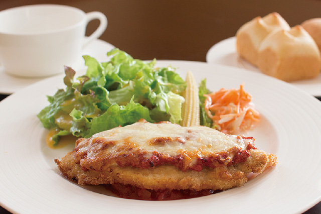蔵王山麓豚ロース肉のボリュームチーズカツレツ　サラダ添え